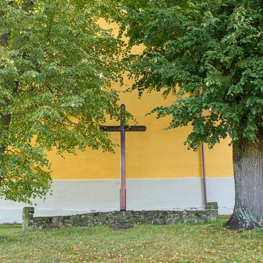 Kříž v Písařově u kostela