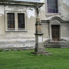 Pamětní kříž před kostelem Narození Panny Marie v Tršicích