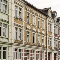 Mietshaus in geschlossener Bebauung Schillerstraße 18