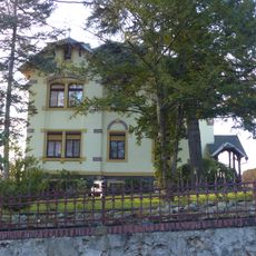 Mietvilla mit Torpfeilern, Stützmauer und Einfriedung sowie Vorgarten Nordstraße 5