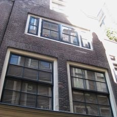 Pand met gevel onder klokvormige top met rollagen