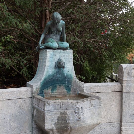Wandbrunnen "Kauernde" und versch. Steinreliefs