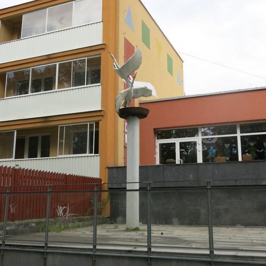 Plastika Hnízdo u vchodu do dětského domova v Mostě
