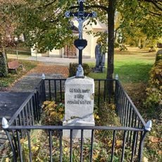 Kříž v Oboře u kostela