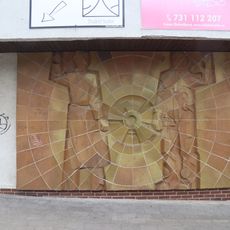 Kosmický motiv - keramický glazovaný reliéf na čelní stěně vstupního prostoru kulturního střediska sídliště Hájek