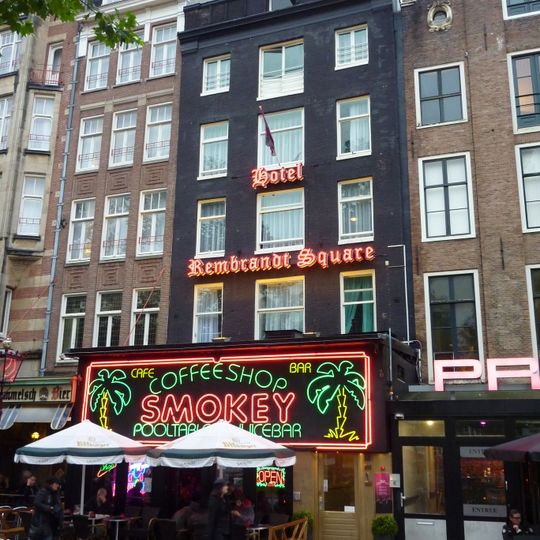 Pand met gevel onder rechte lijst en attiek