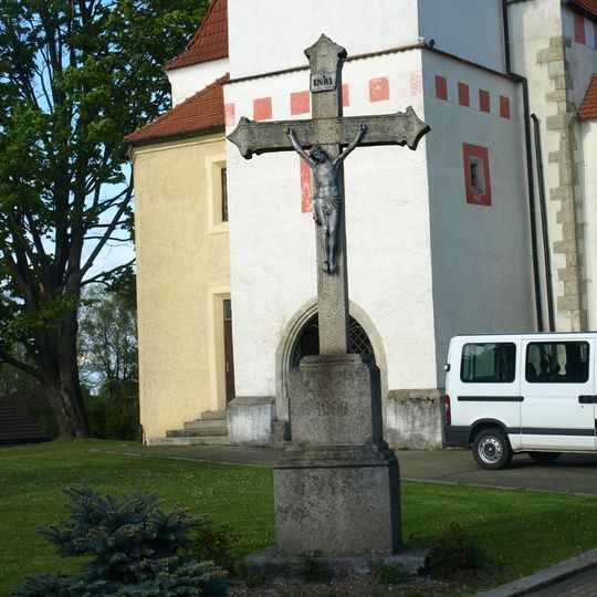 Kříž před kostelem v Horní Stropnici