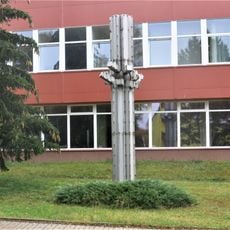 Kovová plastika u Kulturního domu v Stráži pod Ralskem