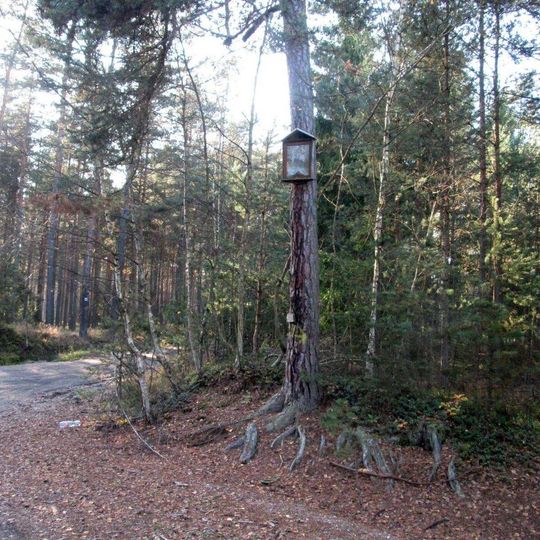 Obrázek na rozcestí v lese severně od Zahrádky