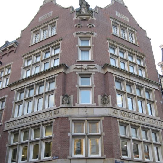 Winkel en kantoorgebouw