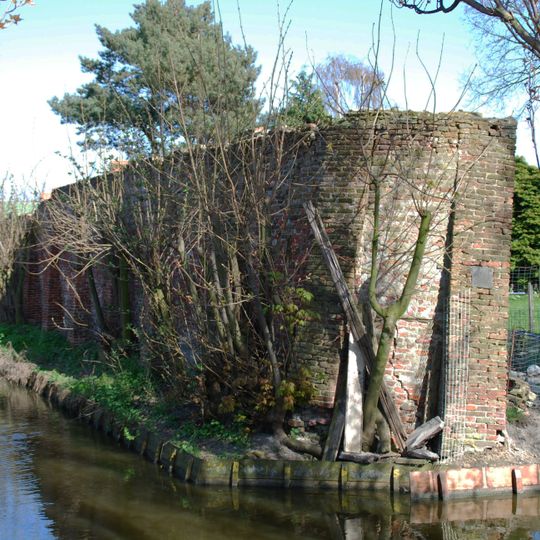 Fruitmuur, oostwestelijk van de Sint-Jan de Doperkerk