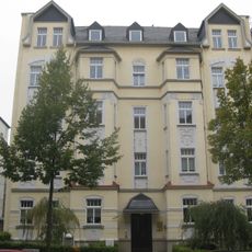 Mietshaus in halboffener Bebauung mit Vorgarten Würzburger Straße 25