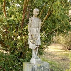 Socha dívky v Horní Libině naproti základní škole