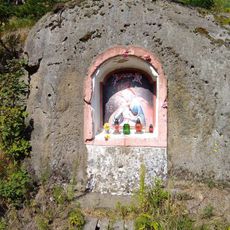 Skalní kaplička u silnice západně od Kytlických Mlýnů