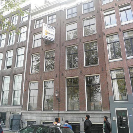 Pand met gevel onder rechte lijst