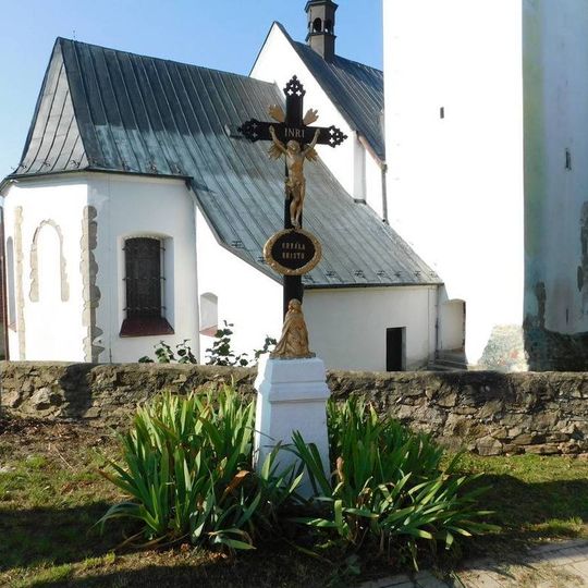 Kříž nad kostelem v Trhovém Štěpánově