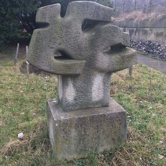 Plastika u sportovní haly v ulici Fabiánova