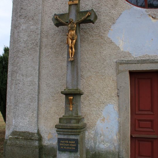 Kříž ve Slavicích u kostela