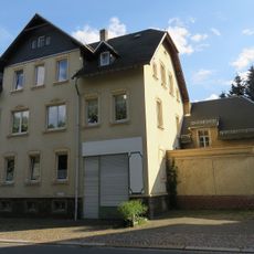 Wohnhaus in offener Bebauung mit Laden und originaler Ladenausstattung Hohensteiner Straße 11