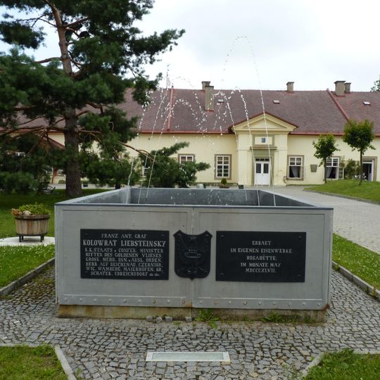 Kovová kašna na nádvoří pivovaru v Rychnově nad Kněžnou