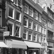 Pand met gevel onder rechte lijst met dakkapel