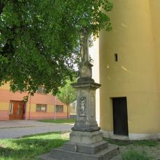 Kříž v Němčicích nad Hanou za kostelem na Komenského náměstí