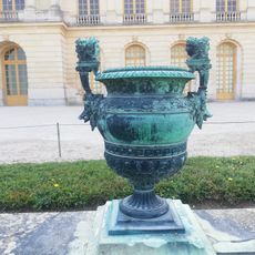 Vase avec hures de sanglier et bustes bicéphales