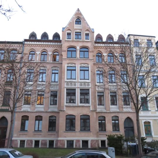 Mietshaus in geschlossener Bebauung mit Vorgarten Weststraße 59