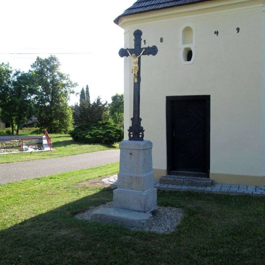Kříž u kaple v Plískově