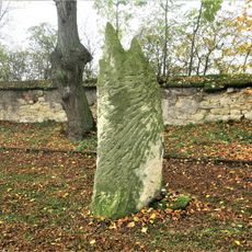 Kamenná plastika v Sokolském parku v Dolním Slivně