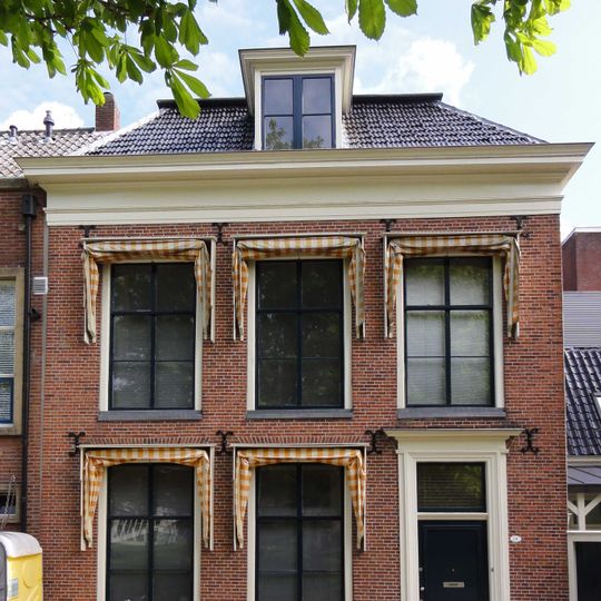 Eenvoudig pand met zesruitsvensters