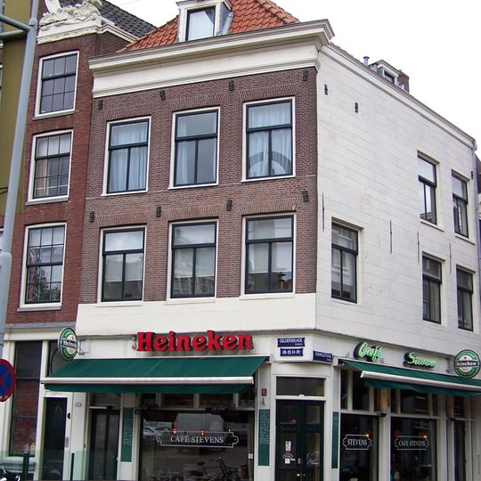 Hoekhuis met gevel onder rechte lijst