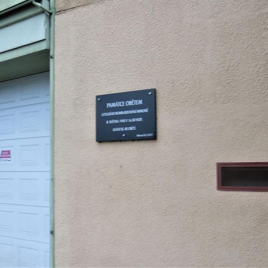 Pamětní deska obětem bombardování 8. 5. 1945 na kulturním domě v Mimoni