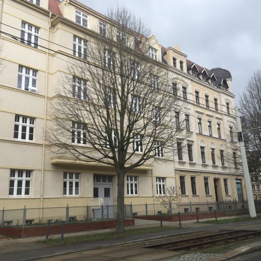 Mietshaus in geschlossener Bebauung mit Vorgarten Biesnitzer Straße 71