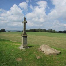 Kříž západně od Utěchoviček u cesty do Chvojnova