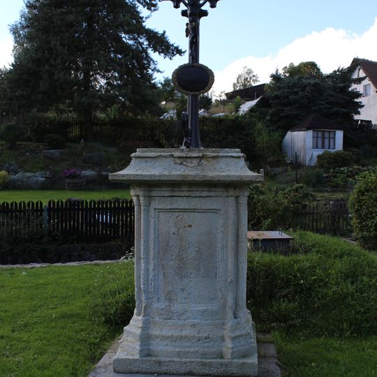 Kříž nad poštou v Dobrné