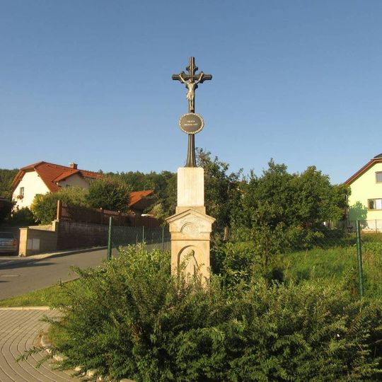 Kříž na okraji Dubicka u silnice