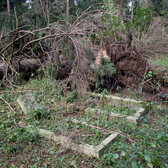 Cmentarz ewangelicki, ok. 1,5 km na zachód od centrum wsi