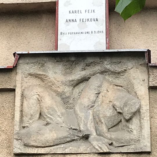 Pamětní deska Anny a Karla Fejkových na domě Na Záhonech 682/7 na Kačerově