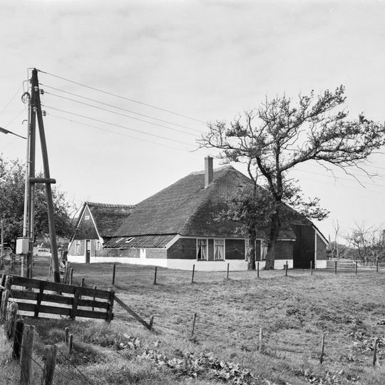 Stolphoeve met houten geveltop boven het woongedeelte