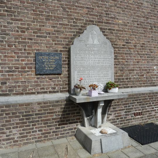 Monument bij de Sint-Walburgakerk
