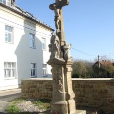 Kříž v Sobkovicích u kostela svatého Prokopa