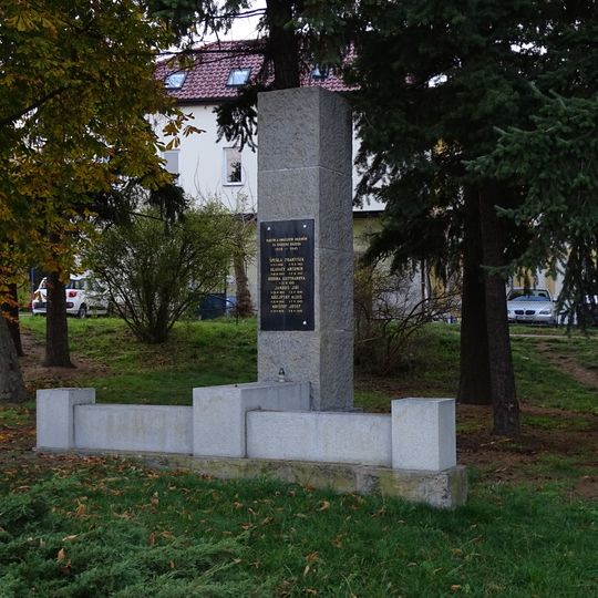 Pomník padlým v ulici Květnového vítězství v Hájích