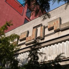 Plastika na budově Plynostav Pardubice