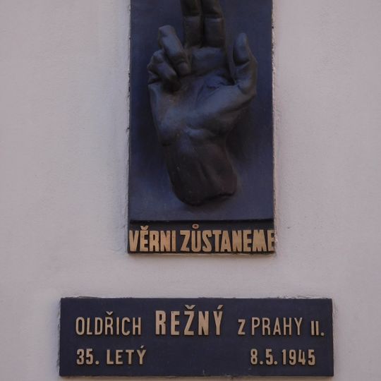Pamětní deska Oldřicha Režného na náměstí Franze Kafky v Praze