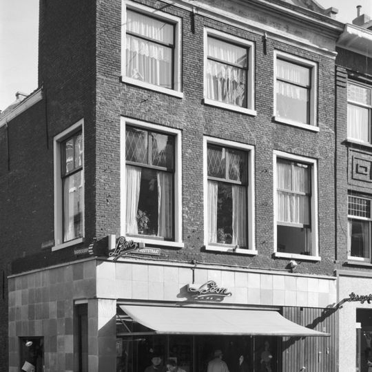 Pand met rechte kroonlijst, beneden verbouwd