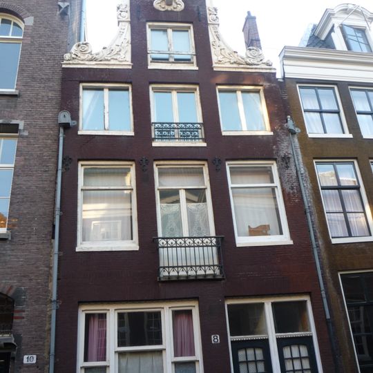 Pand met halsgevel met gedeelde vleugelstukken en wapenschild in de afdekking