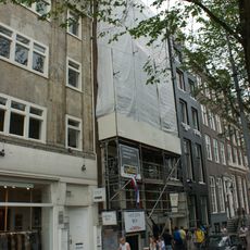 "Magazijn en winkel voor den verkoop van Heeren-, Jongeheeren- en Kinderkleding en Modeartikelen"