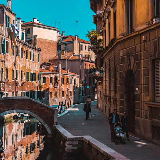 Private bridge on rio delle Muneghete