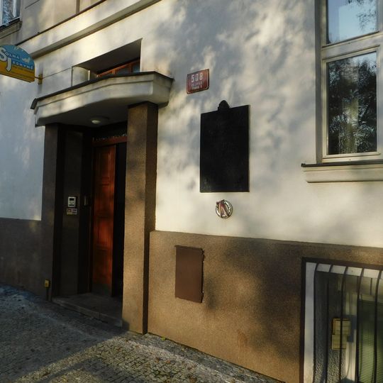 Pamětní deska obětem 2. světové války z řad družstva Bratrstvo na domě Václavkova 508/28 v Dejvicích